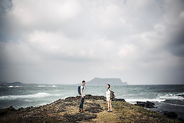 포토 JPG 주간 전신 구름 커플 여자 남자 커플라이프 여행 배낭 하늘 서기 20대 성인 야외 두명 옆모습 제주도 다정 한국인 가을 섭지코지 성인만 국내포토 자연요소 라이프스타일 계절 뷰포인트 컨셉 가방 관계 모션 한국 사람 동양인 청년 파일형식