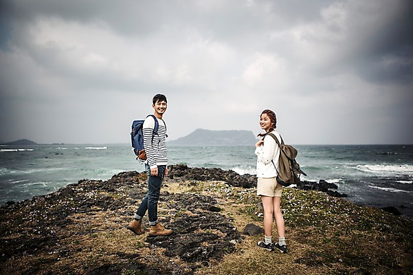 포토 JPG 주간 전신 구름 커플 여자 남자 커플라이프 여행 배낭 하늘 서기 20대 성인 야외 두명 옆모습 제주도 다정 한국인 가을 섭지코지 성인만 국내포토 자연요소 라이프스타일 계절 뷰포인트 컨셉 가방 관계 모션 한국 사람 동양인 청년 파일형식