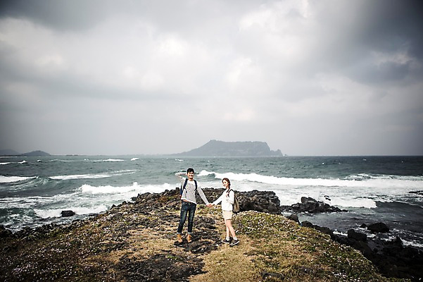 포토 JPG 주간 전신 구름 커플 여자 남자 커플라이프 여행 배낭 하늘 서기 미소 20대 성인 야외 두명 앞모습 제주도 손잡기 다정 한국인 가을 섭지코지 성인만 국내포토 자연요소 라이프스타일 계절 뷰포인트 컨셉 가방 관계 모션 한국 표정 사람 동양인 청년 파일형식