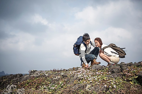 포토 JPG 주간 전신 구름 커플 여자 남자 꽃 커플라이프 여행 배낭 하늘 앉기 20대 성인 야외 두명 옆모습 제주도 다정 한국인 가을 섭지코지 성인만 국내포토 자연요소 식물 라이프스타일 계절 뷰포인트 컨셉 가방 관계 모션 한국 사람 동양인 청년 파일형식