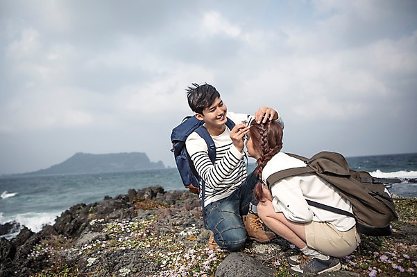 포토 JPG 주간 전신 구름 커플 여자 남자 꽃 커플라이프 여행 배낭 하늘 앉기 20대 성인 야외 두명 옆모습 제주도 다정 한국인 가을 섭지코지 성인만 국내포토 자연요소 식물 라이프스타일 계절 뷰포인트 컨셉 가방 관계 모션 한국 사람 동양인 청년 파일형식