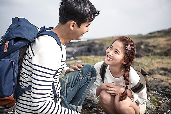 포토 JPG 주간 커플 여자 남자 꽃 커플라이프 여행 배낭 미소 앉기 상반신 20대 성인 야외 두명 앞모습 옆모습 제주도 다정 한국인 가을 섭지코지 성인만 국내포토 자연요소 식물 라이프스타일 계절 뷰포인트 컨셉 가방 관계 모션 한국 표정 사람 동양인 청년 파일형식