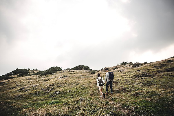 포토 JPG 주간 전신 구름 커플 여자 남자 커플라이프 여행 배낭 하늘 20대 성인 야외 두명 뒷모습 제주도 걷기 손잡기 다정 한국인 가을 섭지코지 성인만 국내포토 자연요소 라이프스타일 계절 뷰포인트 컨셉 가방 관계 모션 한국 사람 동양인 청년 파일형식
