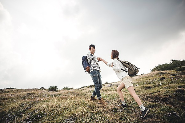 포토 JPG 주간 전신 커플 여자 남자 커플라이프 여행 배낭 20대 성인 야외 두명 옆모습 제주도 걷기 손잡기 다정 한국인 가을 섭지코지 성인만 국내포토 자연요소 라이프스타일 계절 뷰포인트 컨셉 가방 관계 모션 한국 사람 동양인 청년 파일형식