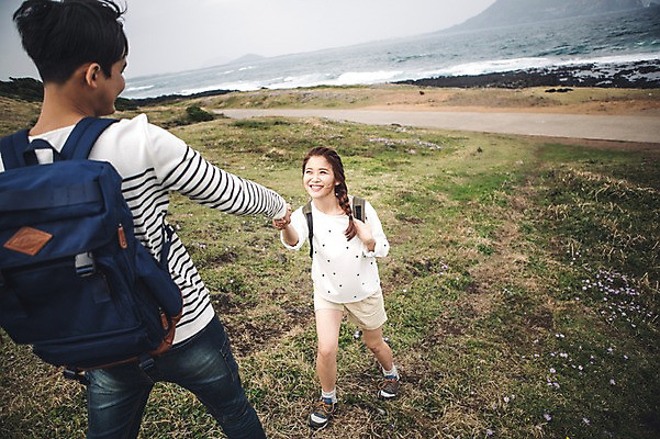 포토 JPG 주간 전신 커플 여자 남자 커플라이프 여행 배낭 미소 20대 성인 야외 두명 앞모습 뒷모습 제주도 걷기 손잡기 다정 한국인 가을 섭지코지 성인만 국내포토 자연요소 라이프스타일 계절 뷰포인트 컨셉 가방 관계 모션 한국 표정 사람 동양인 청년 파일형식