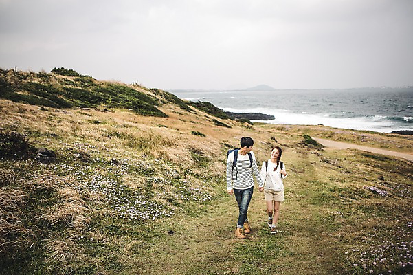 포토 JPG 주간 전신 커플 여자 남자 커플라이프 여행 배낭 미소 20대 성인 야외 두명 앞모습 제주도 걷기 손잡기 다정 한국인 가을 섭지코지 성인만 국내포토 자연요소 라이프스타일 계절 뷰포인트 컨셉 가방 관계 모션 한국 표정 사람 동양인 청년 파일형식
