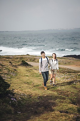 포토 JPG 주간 전신 커플 여자 남자 커플라이프 여행 배낭 미소 20대 성인 야외 두명 앞모습 제주도 걷기 손잡기 다정 한국인 가을 섭지코지 성인만 국내포토 자연요소 라이프스타일 계절 뷰포인트 컨셉 가방 관계 모션 한국 표정 사람 동양인 청년 파일형식
