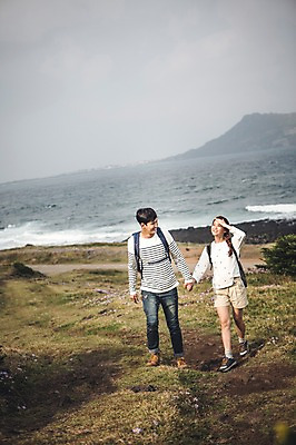 포토 JPG 주간 전신 커플 여자 남자 커플라이프 여행 배낭 미소 20대 성인 야외 두명 앞모습 제주도 걷기 손잡기 다정 한국인 가을 섭지코지 성인만 국내포토 자연요소 라이프스타일 계절 뷰포인트 컨셉 가방 관계 모션 한국 표정 사람 동양인 청년 파일형식