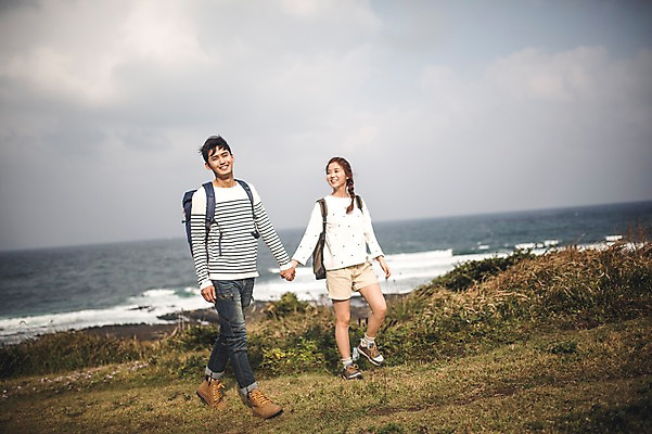 포토 JPG 주간 전신 커플 여자 남자 커플라이프 여행 배낭 미소 20대 성인 야외 두명 앞모습 제주도 걷기 손잡기 다정 한국인 가을 섭지코지 성인만 국내포토 자연요소 라이프스타일 계절 뷰포인트 컨셉 가방 관계 모션 한국 표정 사람 동양인 청년 파일형식