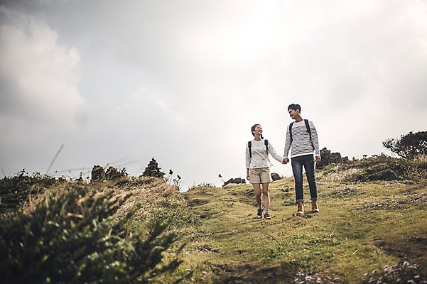 포토 JPG 주간 전신 커플 여자 남자 커플라이프 여행 배낭 20대 성인 야외 두명 앞모습 제주도 걷기 손잡기 다정 한국인 가을 섭지코지 성인만 국내포토 자연요소 라이프스타일 계절 뷰포인트 컨셉 가방 관계 모션 한국 사람 동양인 청년 파일형식