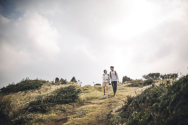 포토 JPG 주간 전신 커플 여자 남자 커플라이프 여행 배낭 20대 성인 야외 두명 앞모습 제주도 걷기 손잡기 다정 한국인 가을 섭지코지 성인만 국내포토 자연요소 라이프스타일 계절 뷰포인트 컨셉 가방 관계 모션 한국 사람 동양인 청년 파일형식