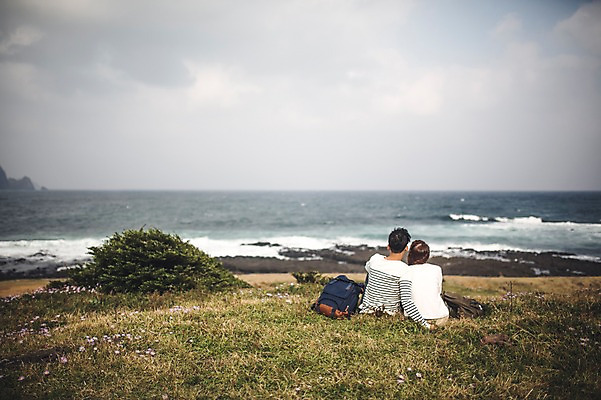 포토 JPG 주간 커플 여자 남자 커플라이프 여행 배낭 휴식 앉기 상반신 20대 성인 야외 두명 뒷모습 제주도 다정 한국인 하반신 가을 섭지코지 성인만 국내포토 자연요소 라이프스타일 계절 뷰포인트 컨셉 가방 관계 모션 한국 사람 동양인 청년 파일형식