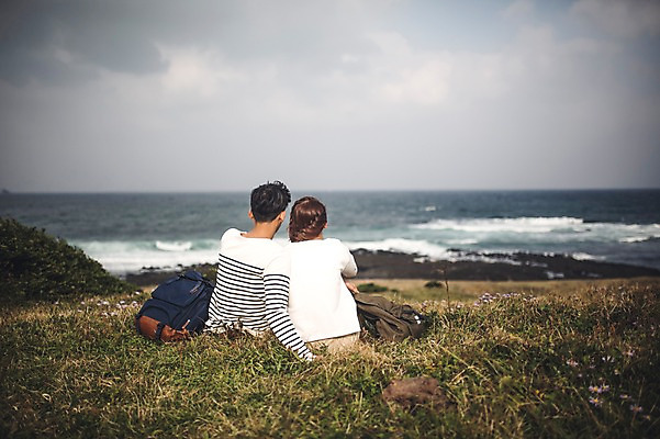 포토 JPG 주간 커플 여자 남자 커플라이프 여행 배낭 휴식 앉기 상반신 20대 성인 야외 두명 뒷모습 제주도 다정 한국인 가을 섭지코지 성인만 국내포토 자연요소 라이프스타일 계절 뷰포인트 컨셉 가방 관계 모션 한국 사람 동양인 청년 파일형식
