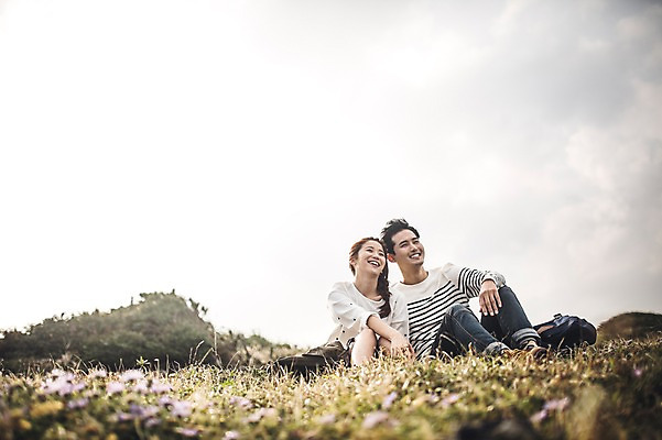 포토 JPG 주간 전신 커플 여자 남자 커플라이프 여행 꽃밭 휴식 미소 앉기 20대 성인 야외 두명 앞모습 제주도 다정 한국인 가을 섭지코지 성인만 국내포토 자연요소 라이프스타일 계절 꽃 뷰포인트 컨셉 관계 모션 한국 표정 사람 동양인 청년 파일형식