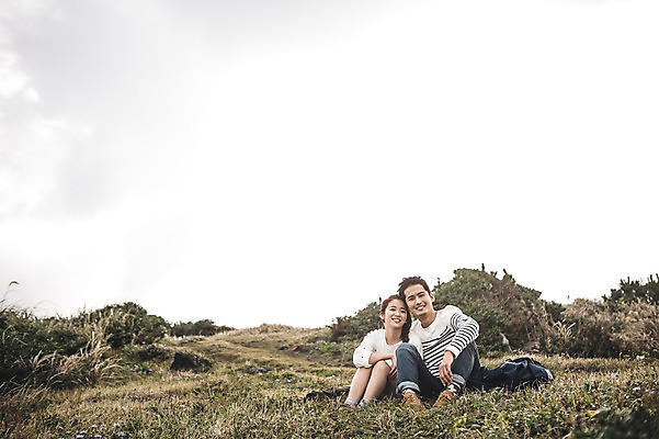 포토 JPG 주간 전신 커플 여자 남자 커플라이프 여행 하늘 휴식 미소 앉기 20대 성인 야외 두명 앞모습 제주도 다정 한국인 가을 섭지코지 성인만 국내포토 자연요소 라이프스타일 계절 뷰포인트 컨셉 관계 모션 한국 표정 사람 동양인 청년 파일형식