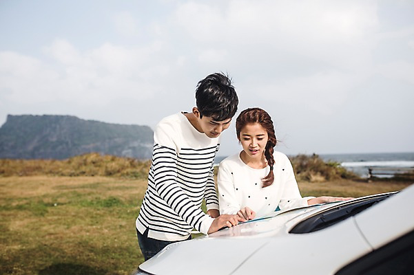 포토 JPG 주간 커플 여자 남자 커플라이프 여행 자동차 서기 상반신 20대 성인 야외 두명 앞모습 제주도 다정 한국인 가을 길찾기 성인만 광치기해변 국내포토 자연요소 라이프스타일 계절 육상교통 뷰포인트 컨셉 관계 모션 한국 사람 동양인 청년 해변 파일형식
