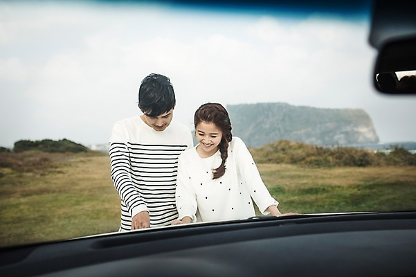 포토 JPG 주간 커플 여자 남자 커플라이프 여행 자동차 서기 미소 상반신 20대 성인 야외 두명 앞모습 제주도 다정 한국인 가을 길찾기 성인만 광치기해변 국내포토 자연요소 라이프스타일 계절 육상교통 뷰포인트 컨셉 관계 모션 한국 표정 사람 동양인 청년 해변 파일형식