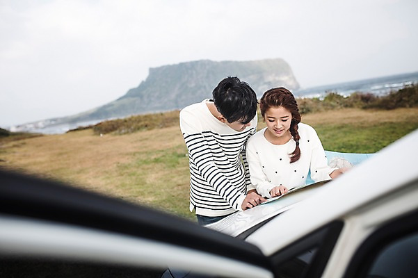 포토 JPG 주간 커플 여자 남자 커플라이프 여행 자동차 서기 상반신 20대 성인 야외 두명 앞모습 제주도 다정 한국인 가을 길찾기 성인만 광치기해변 국내포토 자연요소 라이프스타일 계절 육상교통 뷰포인트 컨셉 관계 모션 한국 사람 동양인 청년 해변 파일형식