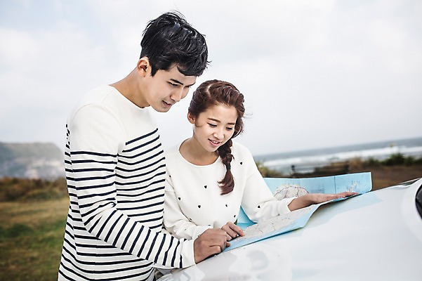 포토 JPG 주간 커플 여자 남자 커플라이프 여행 자동차 서기 상반신 20대 성인 야외 두명 옆모습 제주도 다정 한국인 가을 길찾기 성인만 광치기해변 국내포토 자연요소 라이프스타일 계절 육상교통 뷰포인트 컨셉 관계 모션 한국 사람 동양인 청년 해변 파일형식