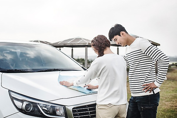포토 JPG 주간 커플 여자 남자 커플라이프 여행 자동차 서기 상반신 20대 성인 야외 두명 제주도 다정 한국인 가을 길찾기 성인만 광치기해변 국내포토 자연요소 라이프스타일 계절 육상교통 컨셉 관계 모션 한국 사람 동양인 청년 해변 파일형식