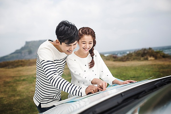 포토 JPG 주간 커플 여자 남자 커플라이프 여행 자동차 서기 미소 상반신 20대 성인 야외 두명 앞모습 제주도 다정 한국인 가을 길찾기 성인만 광치기해변 국내포토 자연요소 라이프스타일 계절 육상교통 뷰포인트 컨셉 관계 모션 한국 표정 사람 동양인 청년 해변 파일형식