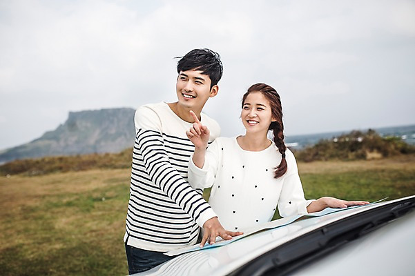 포토 JPG 주간 커플 여자 남자 커플라이프 여행 자동차 서기 미소 손짓 상반신 20대 성인 야외 두명 앞모습 제주도 다정 한국인 가을 길찾기 성인만 광치기해변 국내포토 자연요소 라이프스타일 계절 육상교통 뷰포인트 컨셉 관계 모션 한국 표정 사람 동양인 청년 해변 파일형식