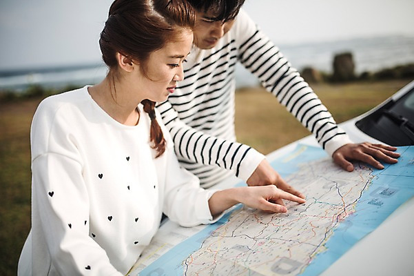 포토 JPG 주간 커플 여자 남자 커플라이프 여행 지도 자동차 서기 미소 상반신 20대 성인 야외 두명 옆모습 제주도 다정 한국인 가을 길찾기 성인만 광치기해변 국내포토 자연요소 라이프스타일 계절 육상교통 뷰포인트 컨셉 관계 모션 한국 표정 사람 동양인 청년 해변 파일형식