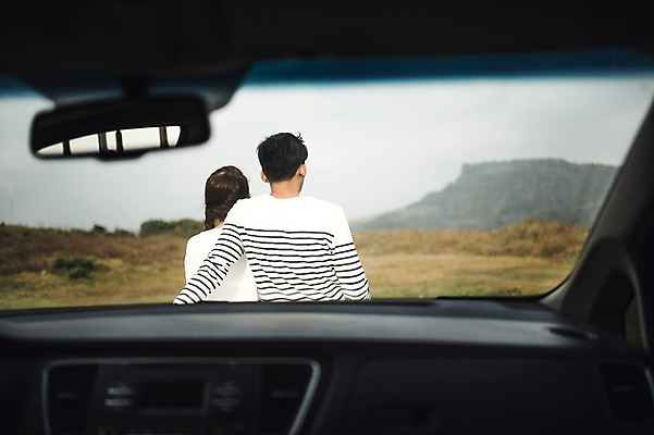 포토 JPG 주간 커플 여자 남자 커플라이프 여행 자동차 서기 상반신 20대 성인 야외 두명 뒷모습 제주도 다정 한국인 가을 성인만 광치기해변 국내포토 자연요소 라이프스타일 계절 육상교통 뷰포인트 컨셉 관계 모션 한국 사람 동양인 청년 해변 파일형식