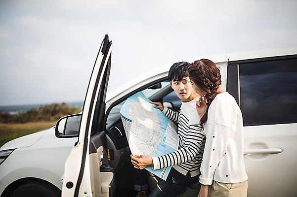 포토 JPG 주간 커플 여자 남자 커플라이프 여행 지도 자동차 서기 들기 상반신 20대 성인 야외 두명 옆모습 제주도 다정 한국인 가을 길찾기 성인만 광치기해변 국내포토 자연요소 라이프스타일 계절 육상교통 뷰포인트 컨셉 관계 모션 한국 사람 동양인 청년 해변 파일형식