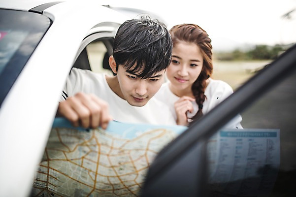 포토 JPG 주간 커플 여자 남자 커플라이프 여행 지도 자동차 들기 상반신 20대 성인 야외 두명 앞모습 제주도 다정 한국인 가을 성인만 광치기해변 국내포토 자연요소 라이프스타일 계절 육상교통 뷰포인트 컨셉 관계 모션 한국 사람 동양인 청년 해변 파일형식