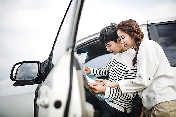 포토 JPG 주간 커플 여자 남자 커플라이프 여행 자동차 서기 들기 상반신 20대 성인 야외 두명 옆모습 제주도 다정 한국인 가을 길찾기 성인만 광치기해변 국내포토 자연요소 라이프스타일 계절 육상교통 뷰포인트 컨셉 관계 모션 한국 사람 동양인 청년 해변 파일형식