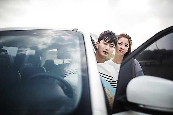 포토 JPG 주간 커플 여자 남자 커플라이프 여행 자동차 서기 상반신 20대 성인 야외 두명 앞모습 제주도 다정 한국인 가을 길찾기 성인만 광치기해변 국내포토 자연요소 라이프스타일 계절 육상교통 뷰포인트 컨셉 관계 모션 한국 사람 동양인 청년 해변 파일형식