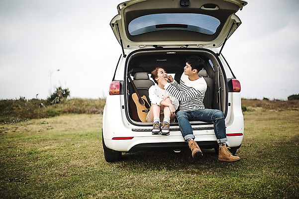 포토 JPG 주간 전신 커플 여자 남자 커플라이프 여행 휴식 앉기 20대 성인 야외 두명 앞모습 제주도 다정 한국인 가을 기타 자동차트렁크 성인만 광치기해변 국내포토 자연요소 라이프스타일 계절 뷰포인트 컨셉 관계 모션 자동차 현악기 한국 사람 동양인 청년 해변 파일형식