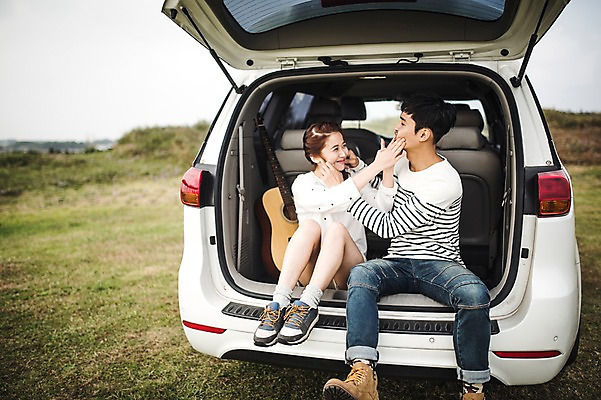 포토 JPG 주간 전신 커플 여자 남자 커플라이프 여행 장난 휴식 미소 앉기 20대 성인 야외 두명 앞모습 제주도 다정 한국인 가을 기타 자동차트렁크 성인만 광치기해변 국내포토 자연요소 라이프스타일 계절 뷰포인트 컨셉 관계 모션 자동차 현악기 한국 표정 사람 동양인 청년 해변 파일형식