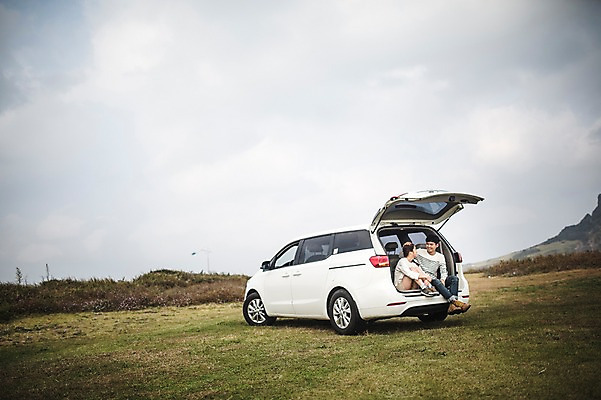 포토 JPG 주간 전신 커플 여자 남자 커플라이프 여행 자동차 휴식 앉기 20대 성인 야외 두명 제주도 다정 한국인 가을 자동차트렁크 성인만 광치기해변 국내포토 자연요소 라이프스타일 계절 육상교통 컨셉 관계 모션 한국 사람 동양인 청년 해변 파일형식