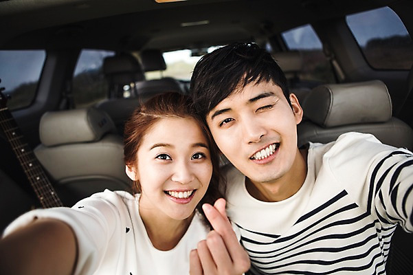 포토 JPG 주간 커플 여자 남자 커플라이프 여행 미소 앉기 상반신 20대 성인 야외 두명 앞모습 제주도 다정 한국인 가을 셀프카메라 손하트 성인만 광치기해변 국내포토 자연요소 라이프스타일 계절 뷰포인트 컨셉 관계 모션 한국 표정 사람 동양인 손짓 청년 해변 사진촬영 파일형식