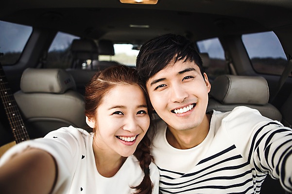 포토 JPG 주간 커플 여자 남자 커플라이프 여행 휴식 미소 상반신 20대 성인 야외 두명 앞모습 제주도 다정 한국인 가을 셀프카메라 성인만 광치기해변 국내포토 자연요소 라이프스타일 계절 뷰포인트 컨셉 관계 한국 표정 사람 동양인 청년 해변 사진촬영 파일형식