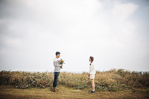 포토 JPG 주간 전신 커플 여자 남자 꽃다발 커플라이프 여행 프로포즈 하늘 사랑 들기 20대 성인 야외 두명 옆모습 제주도 한국인 가을 설레임 성인만 광치기해변 국내포토 자연요소 라이프스타일 계절 꽃 감정 뷰포인트 관계 모션 한국 사람 동양인 청년 해변 파일형식