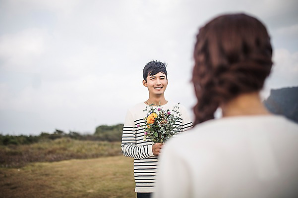 포토 JPG 주간 커플 여자 남자 꽃다발 커플라이프 여행 프로포즈 사랑 서기 미소 들기 상반신 20대 성인 야외 두명 앞모습 뒷모습 제주도 한국인 가을 설레임 성인만 광치기해변 국내포토 자연요소 라이프스타일 계절 꽃 감정 뷰포인트 관계 모션 한국 표정 사람 동양인 청년 해변 파일형식