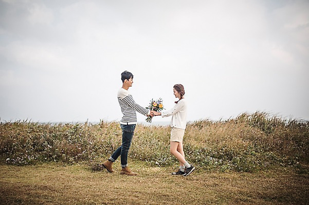 포토 JPG 주간 전신 커플 여자 남자 꽃다발 커플라이프 여행 프로포즈 사랑 서기 들기 20대 성인 야외 두명 옆모습 제주도 한국인 가을 설레임 성인만 광치기해변 국내포토 자연요소 라이프스타일 계절 꽃 감정 뷰포인트 관계 모션 한국 사람 동양인 청년 해변 파일형식