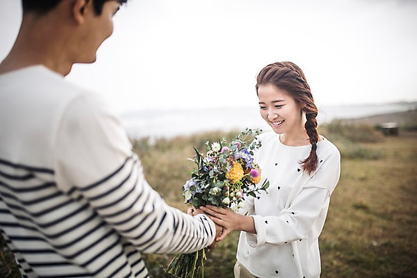 포토 JPG 주간 커플 여자 남자 꽃다발 커플라이프 여행 프로포즈 사랑 미소 들기 상반신 20대 성인 야외 두명 앞모습 옆모습 제주도 한국인 가을 설레임 성인만 광치기해변 국내포토 자연요소 라이프스타일 계절 꽃 감정 뷰포인트 관계 모션 한국 표정 사람 동양인 청년 해변 파일형식