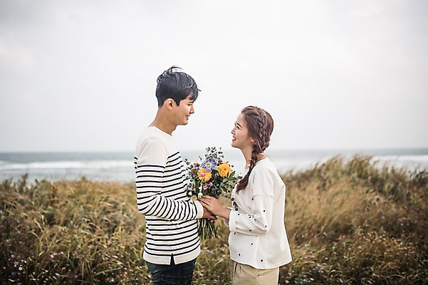 포토 JPG 주간 커플 여자 남자 꽃다발 커플라이프 여행 프로포즈 사랑 서기 미소 들기 상반신 20대 성인 야외 두명 옆모습 제주도 한국인 가을 설레임 성인만 광치기해변 국내포토 자연요소 라이프스타일 계절 꽃 감정 뷰포인트 관계 모션 한국 표정 사람 동양인 청년 해변 파일형식