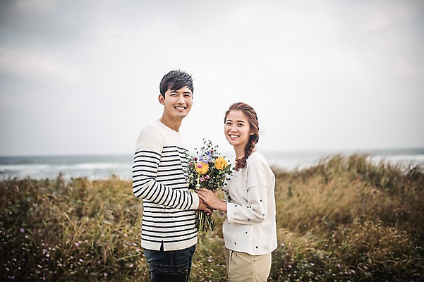 포토 JPG 주간 커플 여자 남자 꽃다발 커플라이프 여행 프로포즈 사랑 서기 미소 들기 상반신 20대 성인 야외 두명 옆모습 제주도 한국인 가을 설레임 성인만 광치기해변 국내포토 자연요소 라이프스타일 계절 꽃 감정 뷰포인트 관계 모션 한국 표정 사람 동양인 청년 해변 파일형식