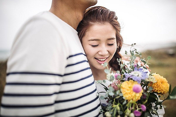 포토 JPG 주간 커플 여자 남자 꽃다발 커플라이프 여행 프로포즈 포옹 사랑 미소 들기 20대 성인 야외 두명 앞모습 옆모습 제주도 눈감음 한국인 가을 설레임 성인만 광치기해변 국내포토 자연요소 라이프스타일 계절 꽃 감정 뷰포인트 관계 안기 모션 한국 표정 사람 동양인 청년 해변 파일형식