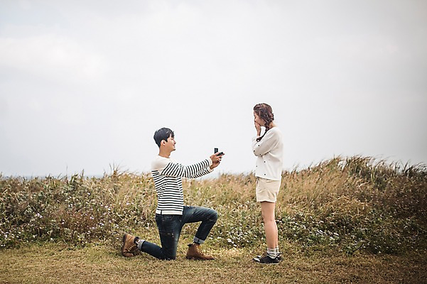 포토 JPG 주간 전신 커플 여자 남자 행복 커플라이프 여행 프로포즈 사랑 서기 들기 20대 성인 야외 두명 옆모습 제주도 한국인 가을 반지 무릎꿇기 설레임 성인만 광치기해변 국내포토 자연요소 라이프스타일 계절 감정 뷰포인트 장신구 관계 모션 한국 사람 동양인 청년 해변 파일형식