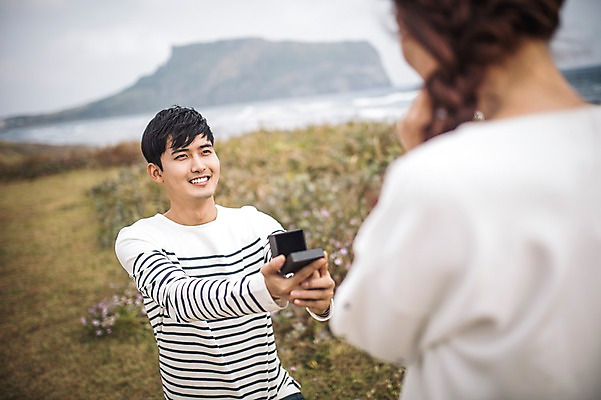 포토 JPG 주간 커플 여자 남자 커플라이프 여행 프로포즈 사랑 서기 미소 들기 상반신 20대 성인 야외 두명 앞모습 뒷모습 제주도 한국인 가을 반지 설레임 성인만 광치기해변 국내포토 자연요소 라이프스타일 계절 감정 뷰포인트 장신구 관계 모션 한국 표정 사람 동양인 청년 해변 파일형식