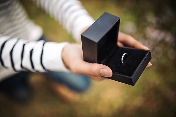 포토 JPG 주간 커플 남자 커플라이프 여행 프로포즈 사랑 한명 들기 20대 성인 야외 제주도 한국인 하반신 가을 반지 설레임 광치기해변 국내포토 자연요소 1 라이프스타일 계절 감정 장신구 관계 모션 한국 사람 동양인 청년 해변 파일형식