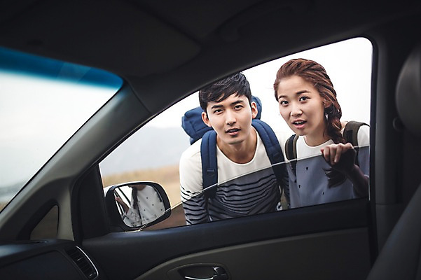 포토 JPG 주간 커플 여자 남자 커플라이프 여행 배낭 자동차 서기 상반신 20대 성인 야외 두명 앞모습 제주도 다정 한국인 가을 히치하이킹 성인만 광치기해변 국내포토 자연요소 라이프스타일 계절 육상교통 뷰포인트 컨셉 가방 관계 모션 한국 사람 동양인 청년 해변 파일형식