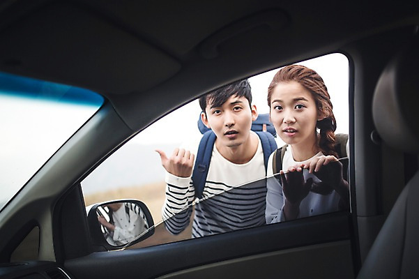 포토 JPG 주간 커플 여자 남자 커플라이프 여행 배낭 자동차 서기 상반신 20대 성인 야외 두명 앞모습 제주도 다정 한국인 가을 히치하이킹 성인만 광치기해변 국내포토 자연요소 라이프스타일 계절 육상교통 뷰포인트 컨셉 가방 관계 모션 한국 사람 동양인 청년 해변 파일형식