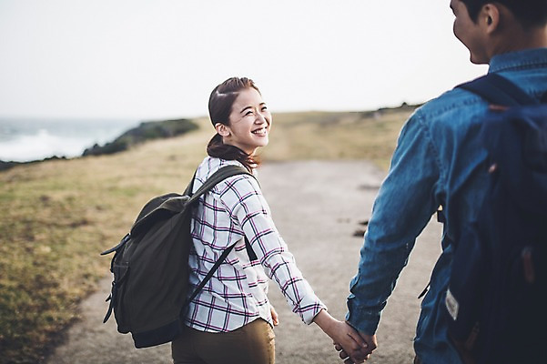 포토 JPG 주간 커플 여자 남자 커플라이프 여행 배낭 미소 상반신 20대 성인 야외 두명 뒷모습 제주도 걷기 손잡기 다정 한국인 가을 성인만 신천목장 국내포토 자연요소 라이프스타일 계절 뷰포인트 컨셉 가방 관계 모션 한국 표정 사람 동양인 청년 목장 파일형식